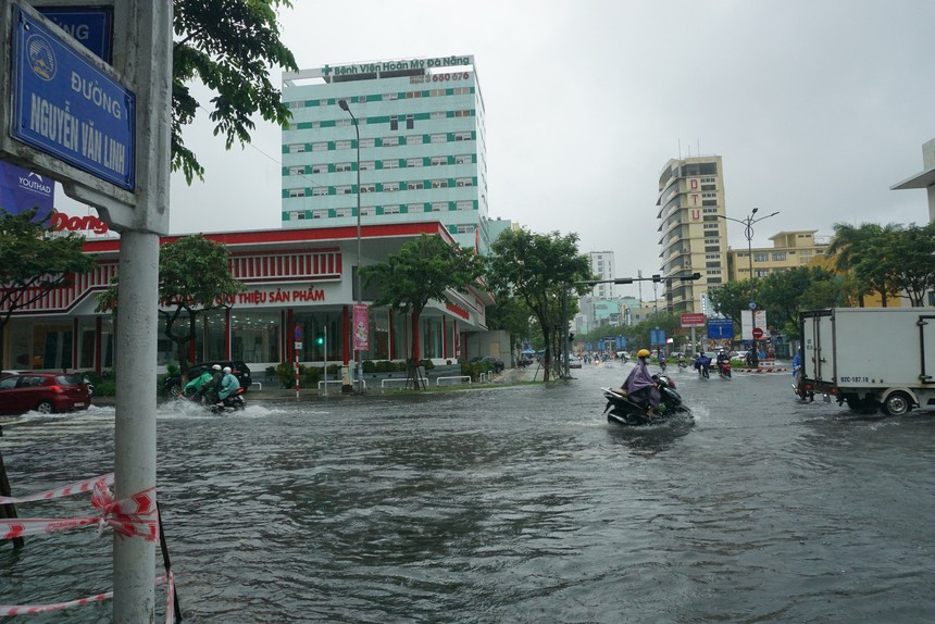 Giao thông rối loạn, ô tô bơi giữa phố do mưa lớn, Đà Nẵng cho học sinh nghỉ học-2