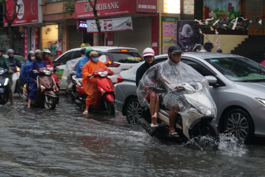 Giao thông rối loạn, ô tô bơi giữa phố do mưa lớn, Đà Nẵng cho học sinh nghỉ học-3