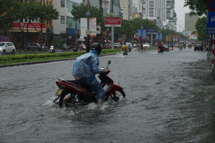 Giao thông rối loạn, ô tô bơi giữa phố do mưa lớn, Đà Nẵng cho học sinh nghỉ học-4