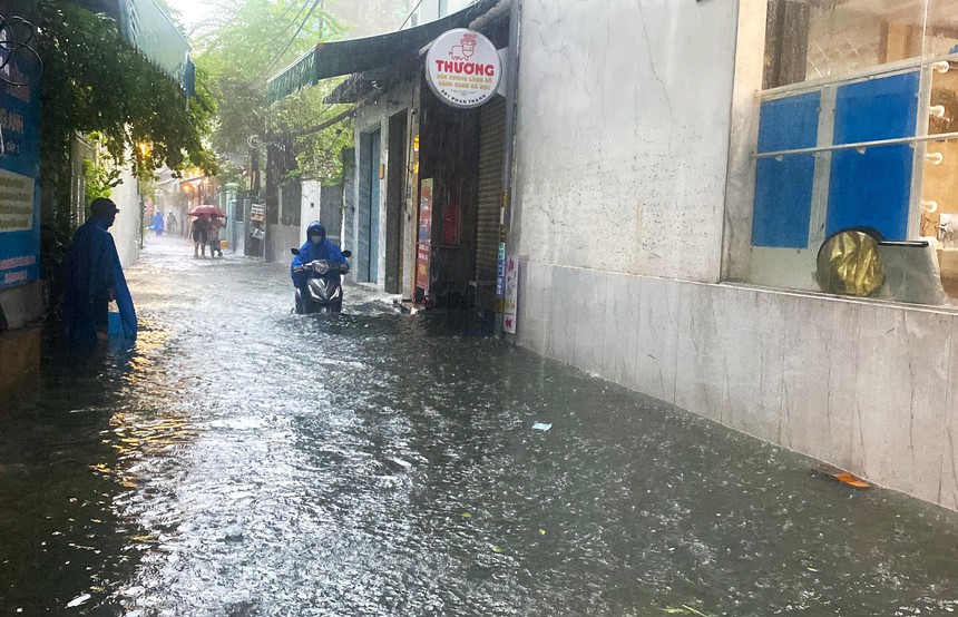 Giao thông rối loạn, ô tô bơi giữa phố do mưa lớn, Đà Nẵng cho học sinh nghỉ học-5