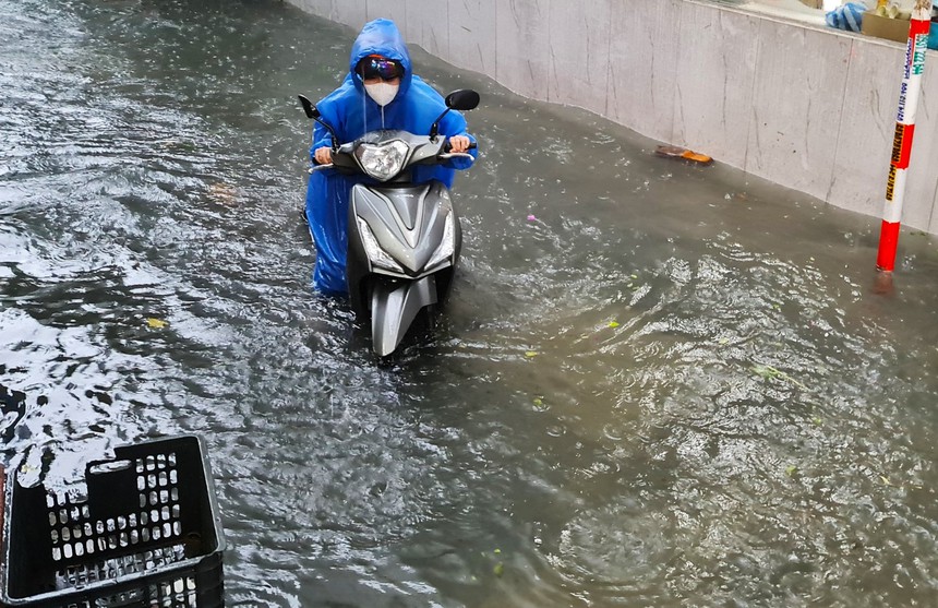 Giao thông rối loạn, ô tô bơi giữa phố do mưa lớn, Đà Nẵng cho học sinh nghỉ học-6