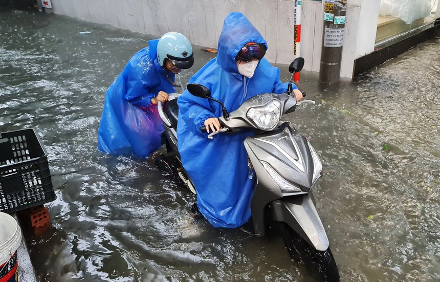 Giao thông rối loạn, ô tô bơi giữa phố do mưa lớn, Đà Nẵng cho học sinh nghỉ học-7
