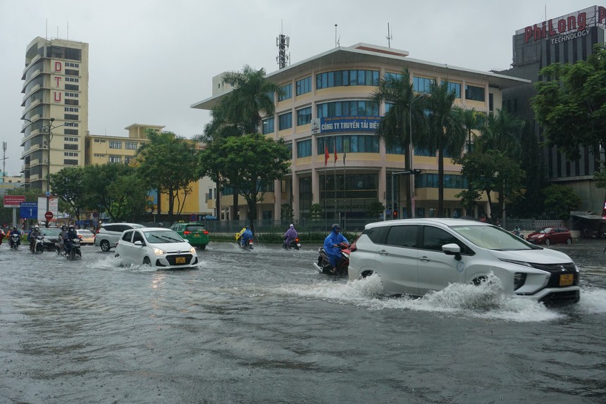 Giao thông rối loạn, ô tô bơi giữa phố do mưa lớn, Đà Nẵng cho học sinh nghỉ học-8