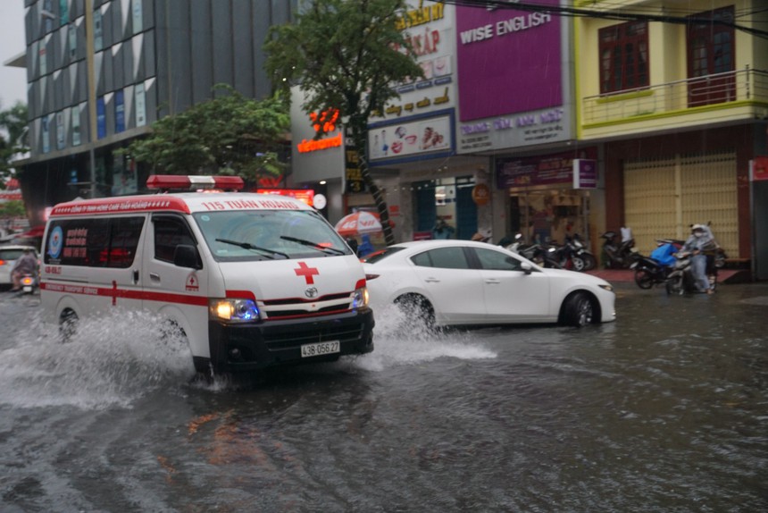 Giao thông rối loạn, ô tô bơi giữa phố do mưa lớn, Đà Nẵng cho học sinh nghỉ học-9