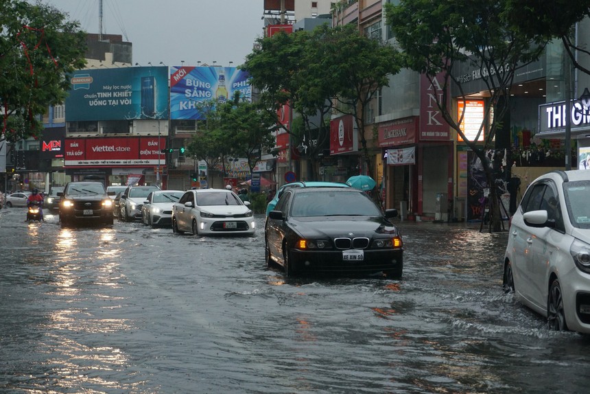 Giao thông rối loạn, ô tô bơi giữa phố do mưa lớn, Đà Nẵng cho học sinh nghỉ học-10