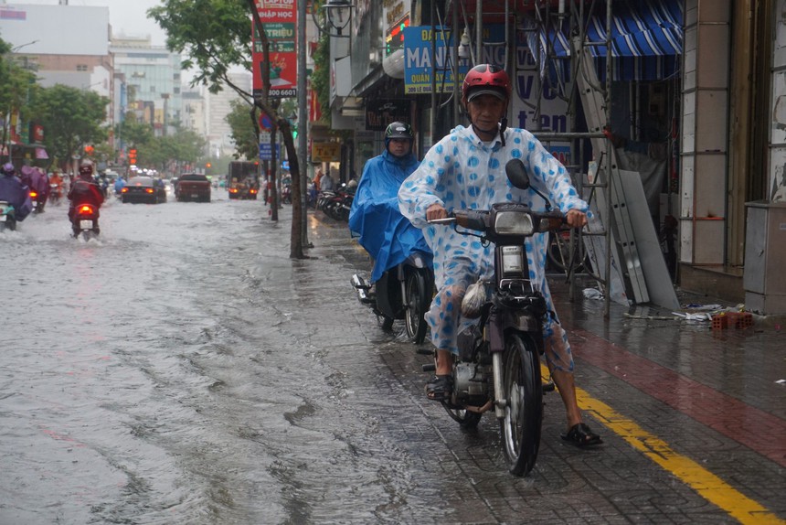 Giao thông rối loạn, ô tô bơi giữa phố do mưa lớn, Đà Nẵng cho học sinh nghỉ học-11
