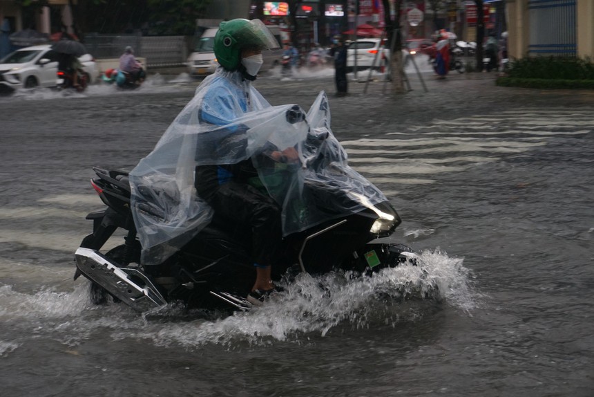 Giao thông rối loạn, ô tô bơi giữa phố do mưa lớn, Đà Nẵng cho học sinh nghỉ học-12
