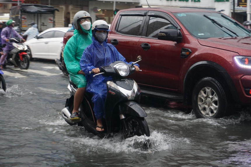 Giao thông rối loạn, ô tô bơi giữa phố do mưa lớn, Đà Nẵng cho học sinh nghỉ học-13