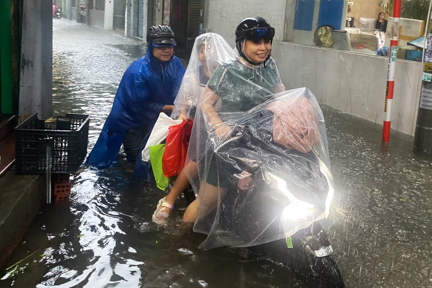 Giao thông rối loạn, ô tô bơi giữa phố do mưa lớn, Đà Nẵng cho học sinh nghỉ học-14