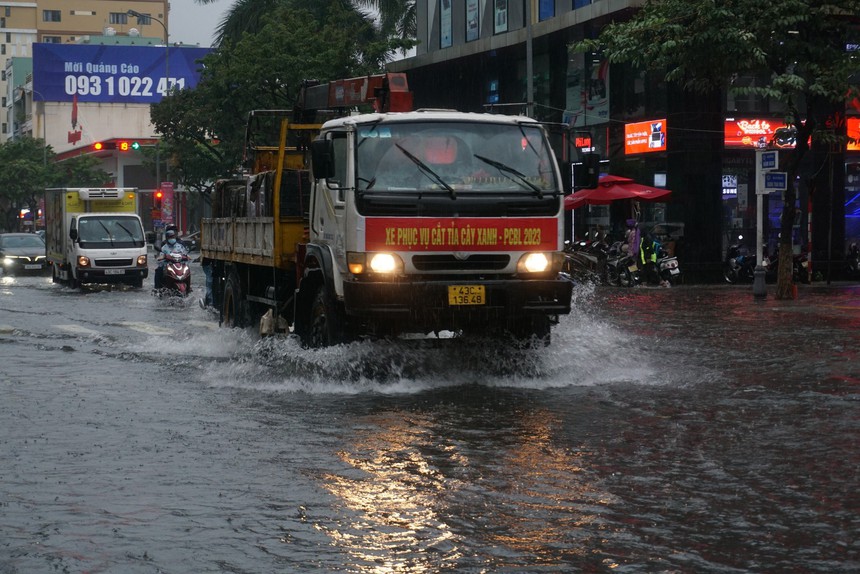 Giao thông rối loạn, ô tô bơi giữa phố do mưa lớn, Đà Nẵng cho học sinh nghỉ học-15