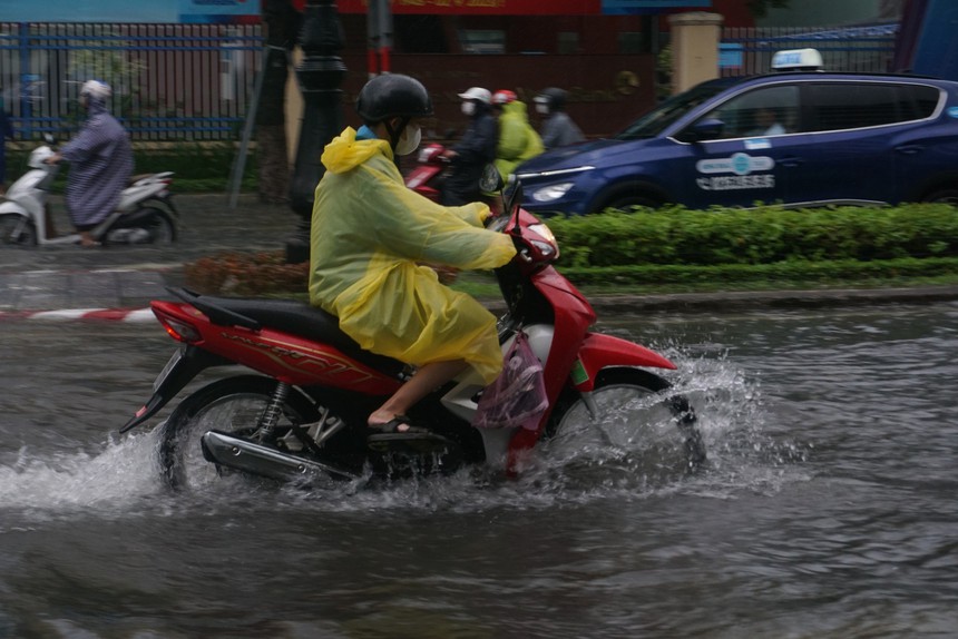 Giao thông rối loạn, ô tô bơi giữa phố do mưa lớn, Đà Nẵng cho học sinh nghỉ học-16