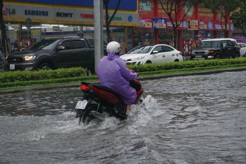 Giao thông rối loạn, ô tô bơi giữa phố do mưa lớn, Đà Nẵng cho học sinh nghỉ học-17