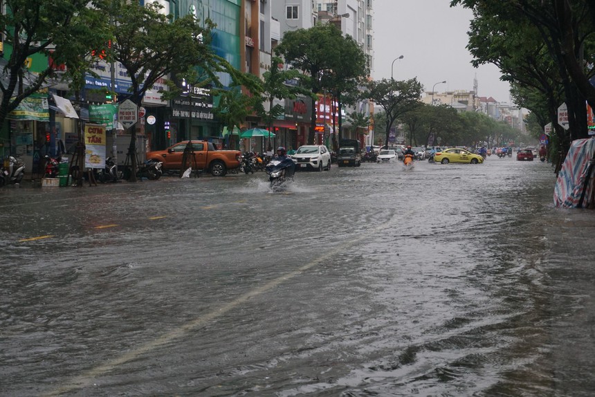 Giao thông rối loạn, ô tô bơi giữa phố do mưa lớn, Đà Nẵng cho học sinh nghỉ học-18