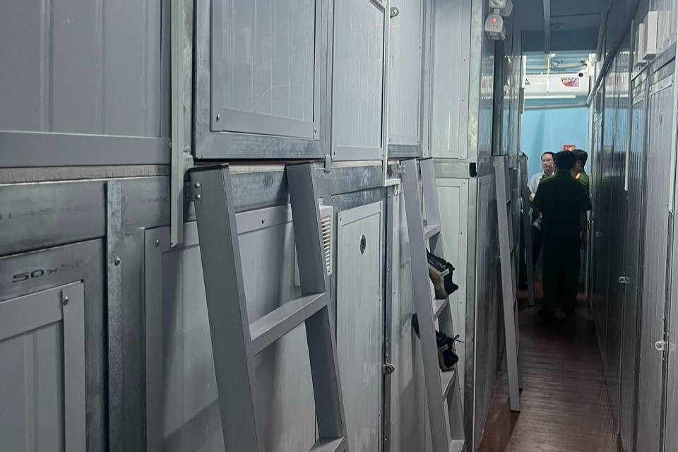 Phát hiện nhà 4 lầu ở TP.HCM ngăn thành 125 hộp ngủ rộng 2-3 m2-2