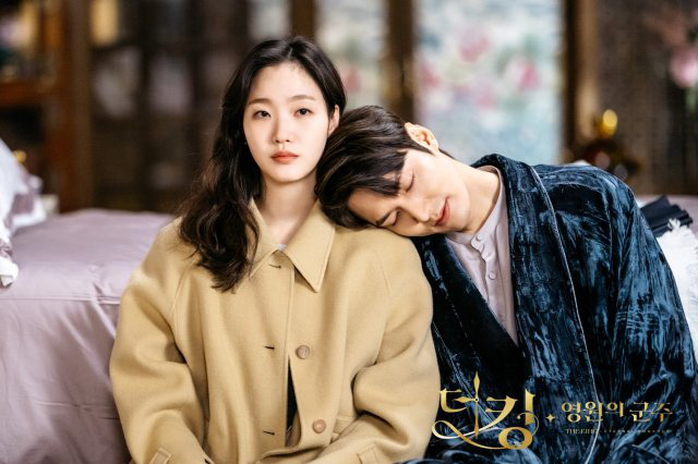 Lee Min Ho và Kim Go Eun sắp kết hôn, chàng còn công khai tín vật tình yêu ở Thái Lan?-5