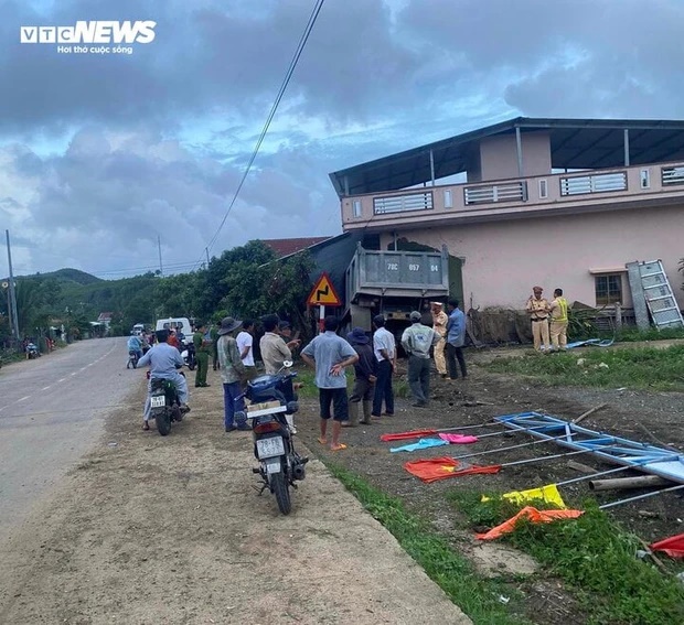 Xe tải mất lái, tông vào nhà dân khiến 3 cháu bé bị thương-1