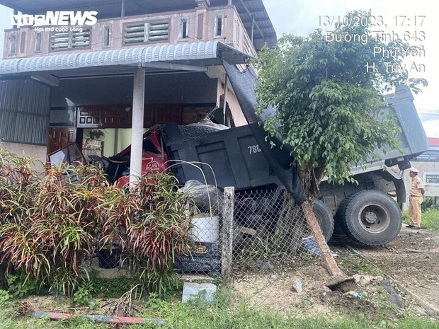 Xe tải mất lái, tông vào nhà dân khiến 3 cháu bé bị thương-2