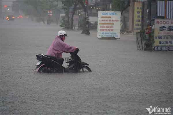 Trắng đêm ngâm mình trong nước giúp dân chạy lụt-10