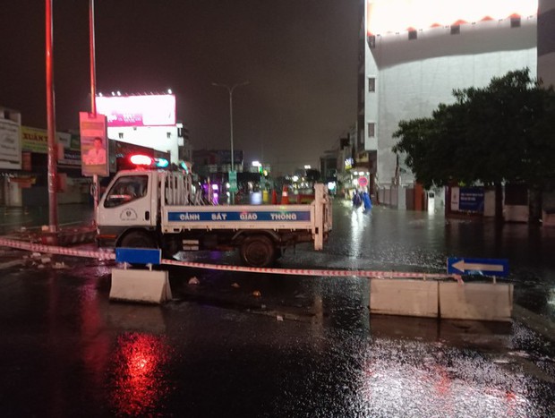 Trắng đêm ngâm mình trong nước giúp dân chạy lụt-2