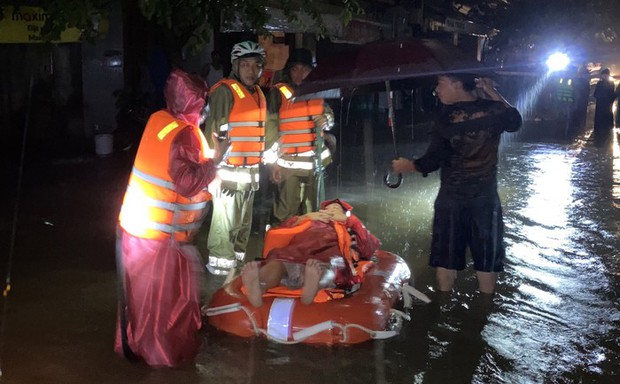 Trắng đêm ngâm mình trong nước giúp dân chạy lụt-6