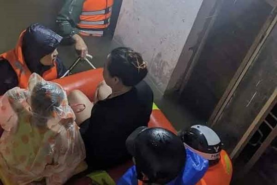 Trắng đêm ngâm mình trong nước giúp dân 'chạy lụt'