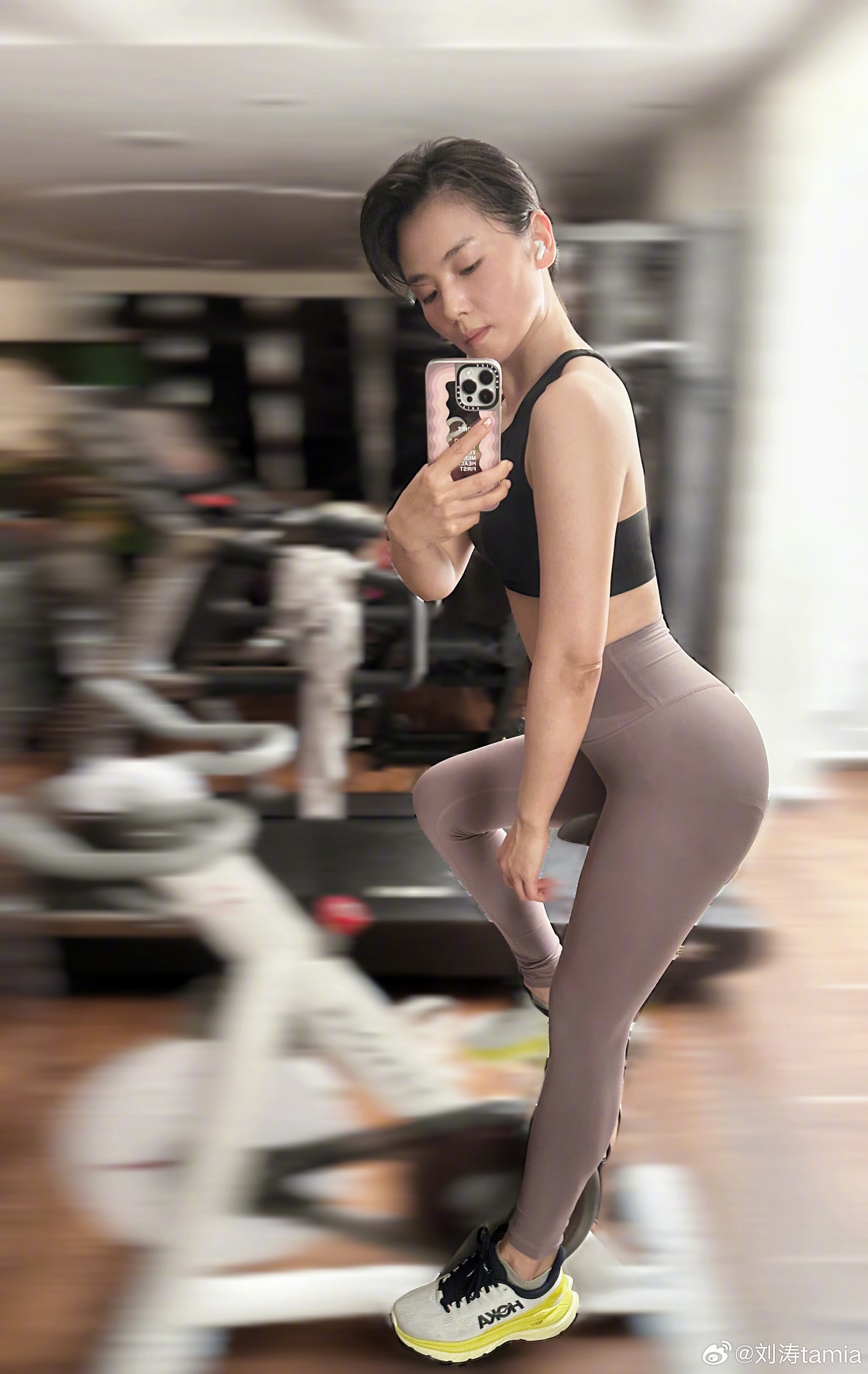 Mỹ nhân Thiên Long Bát Bộ gây bất ngờ với body săn chắc ở tuổi 45-1