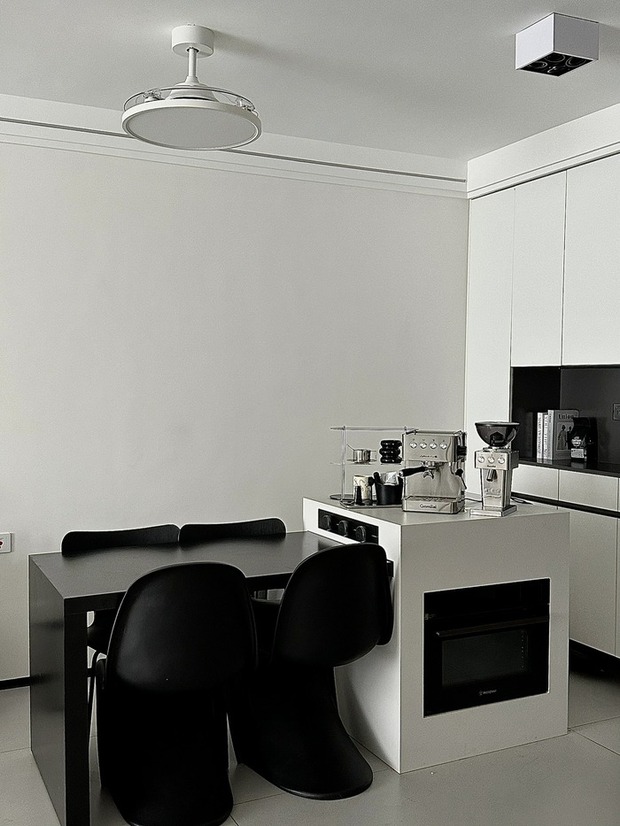 Bên trong căn hộ trắng đen độc đáo, mơ ước của người chơi hệ tối giản-6