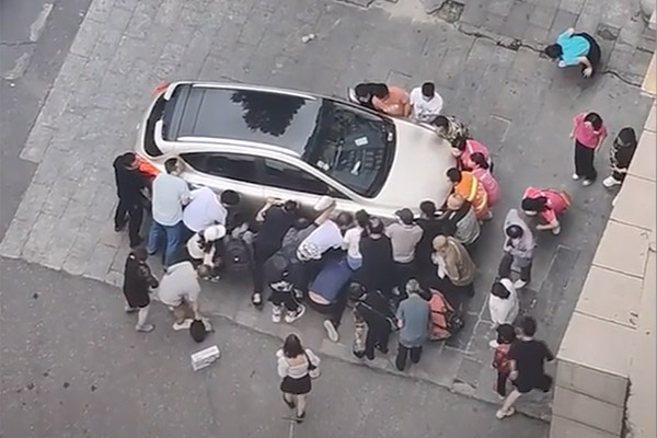 Người đàn ông liều mình giải cứu bé gái treo lơ lửng bên ngoài ban công-1