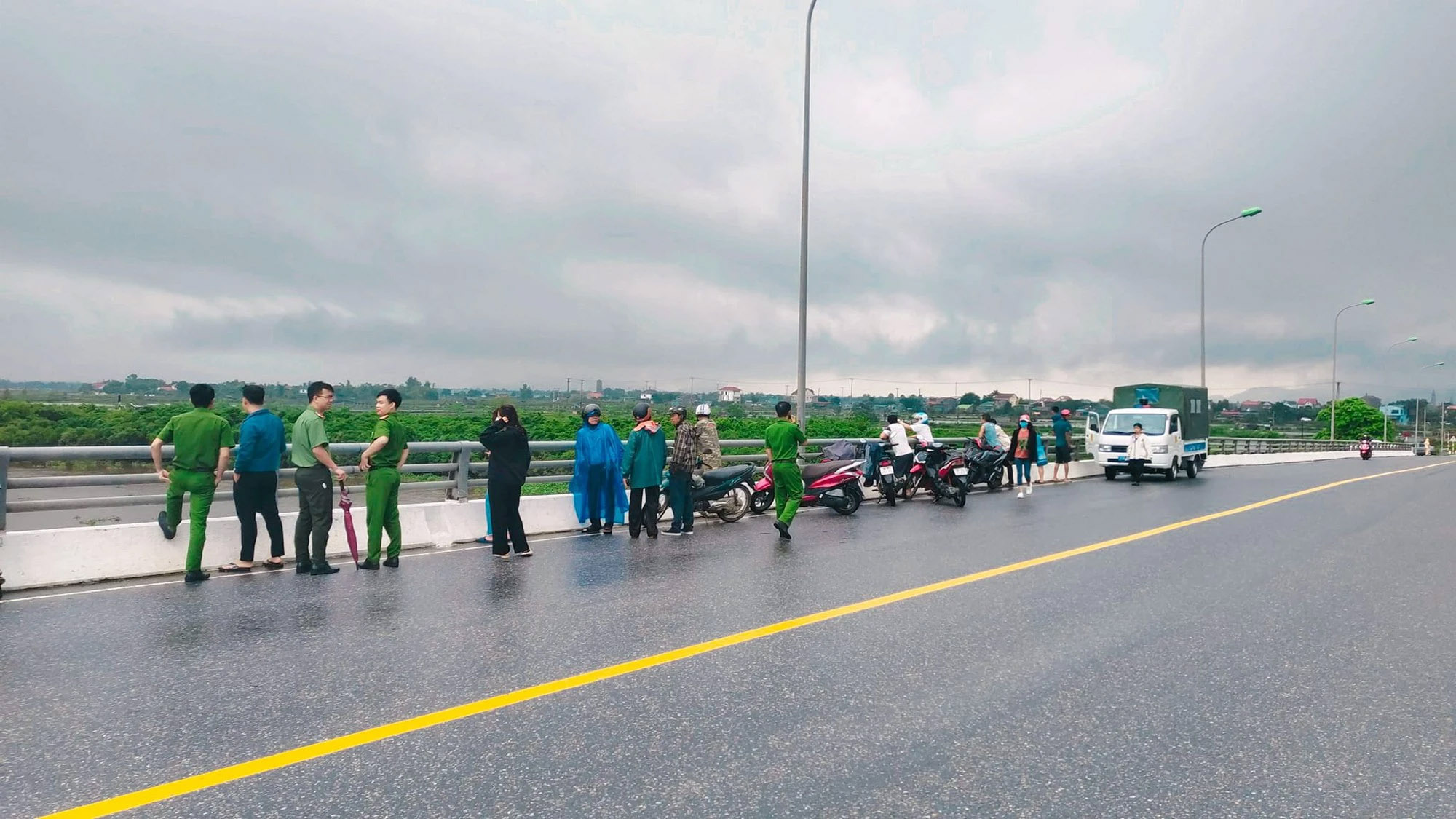 Nam thanh niên nhảy cầu tự tử trước sự bất lực của bạn gái-1