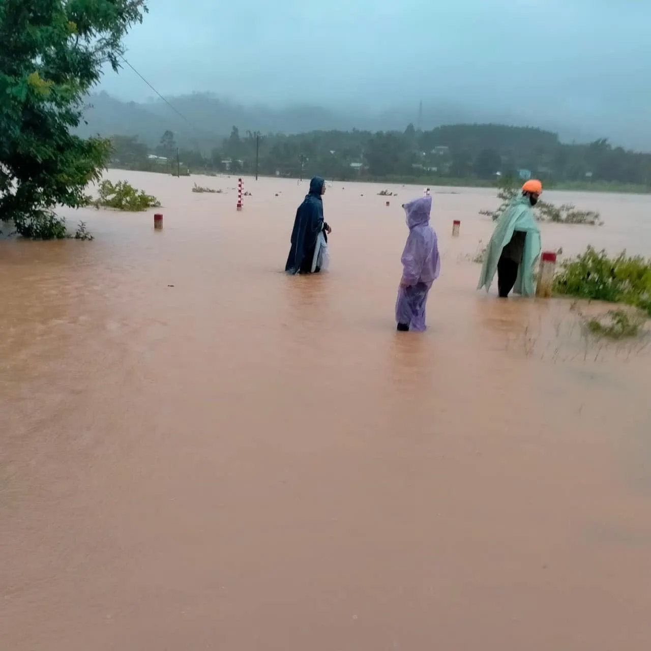 Mưa xối xả tại miền Trung: Diễn biến phức tạp, lần đầu tiên nâng cảnh báo rủi ro thiên tai lên cấp cao nhất-2