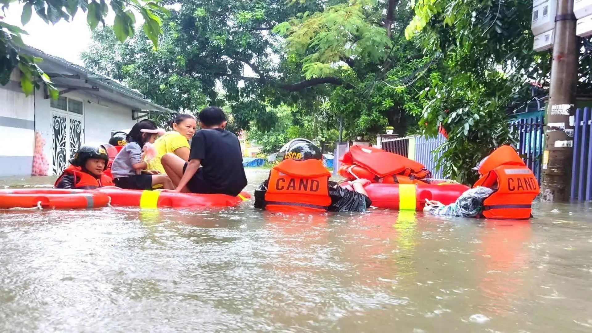 Mưa xối xả tại miền Trung: Diễn biến phức tạp, lần đầu tiên nâng cảnh báo rủi ro thiên tai lên cấp cao nhất-1