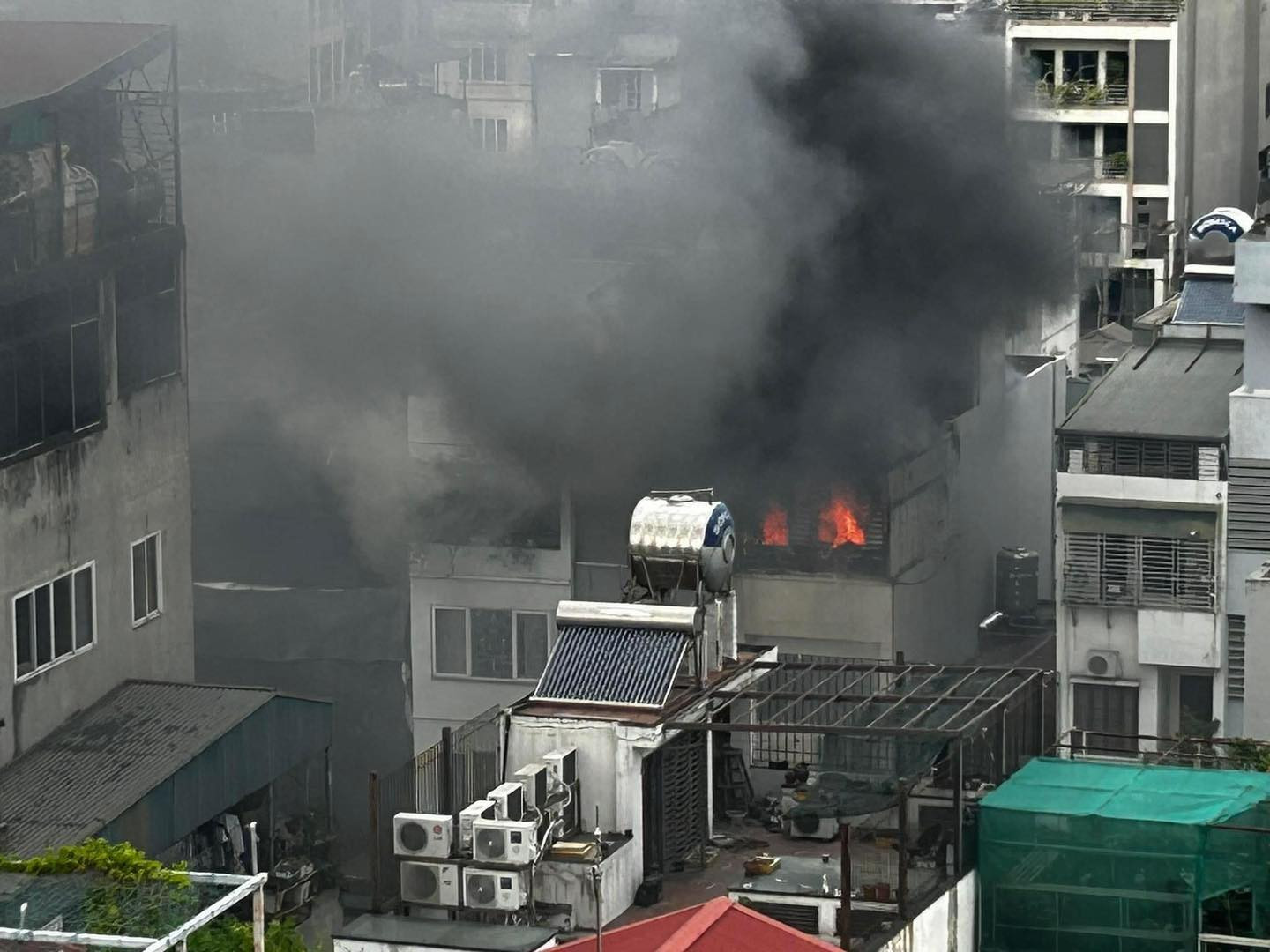 Cháy tầng 6 căn nhà ở Hà Nội, cả khu phố nháo nhác-1