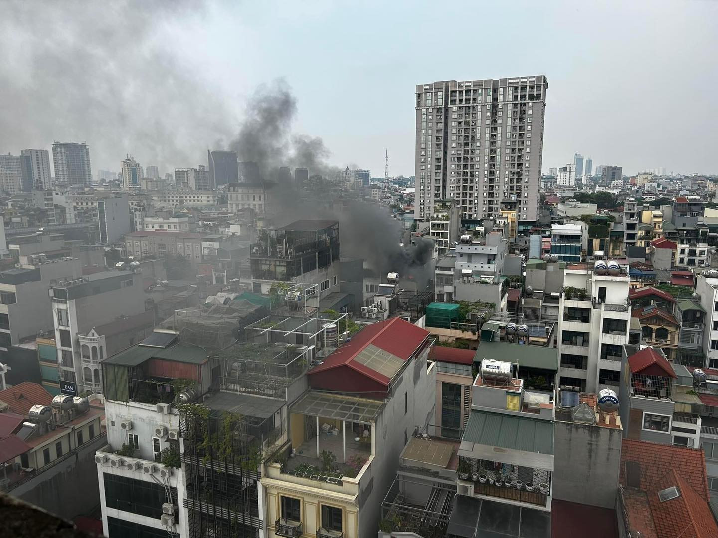 Cháy tầng 6 căn nhà ở Hà Nội, cả khu phố nháo nhác-2