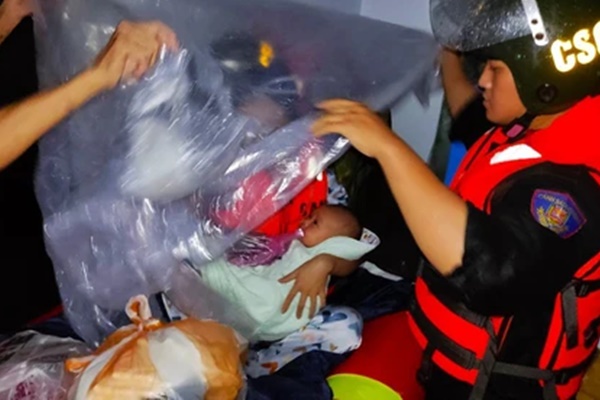 Chục tấn rác thải phủ kín vịnh Đà Nẵng sau mưa lũ-9