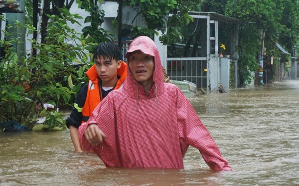 Ở nơi ngập sâu nhất Đà Nẵng: Tôi sợ, năm ngoái trôi hết tài sản rồi, năm nay chắc cũng vậy-3