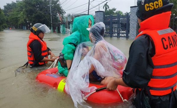 Ở nơi ngập sâu nhất Đà Nẵng: Tôi sợ, năm ngoái trôi hết tài sản rồi, năm nay chắc cũng vậy-7