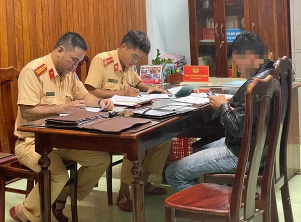 Nhậu say, tông văng 2 mẹ con người đi đường rồi lái ô tô bỏ chạy-3