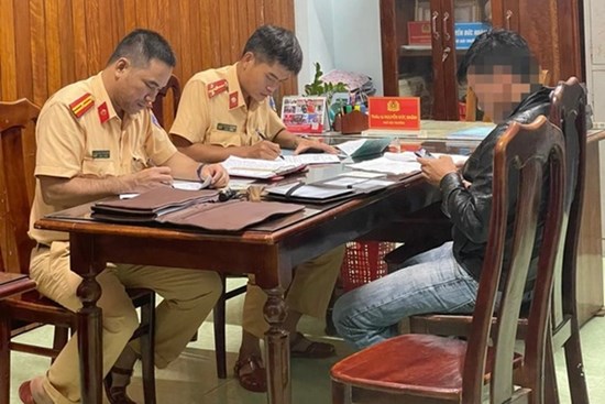 Nhậu say, tông văng 2 mẹ con người đi đường rồi lái ô tô bỏ chạy