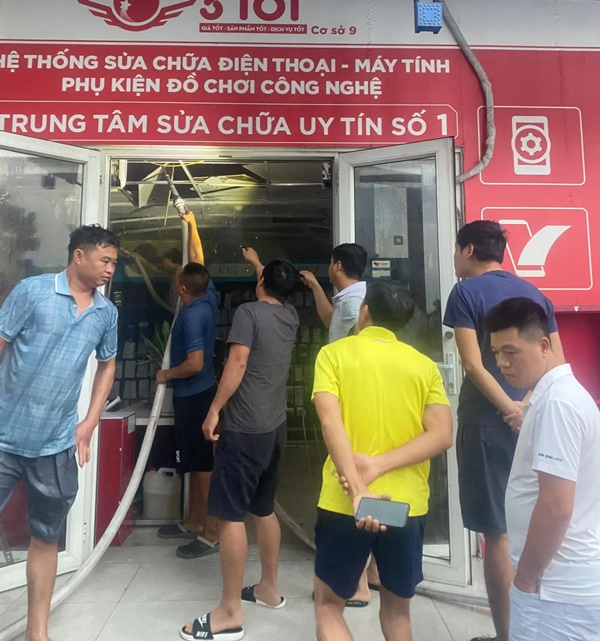 Hà Nội: Cửa hàng điện thoại trong khu chung cư bốc cháy lúc rạng sáng, nhiều người hoảng hốt bỏ chạy-1