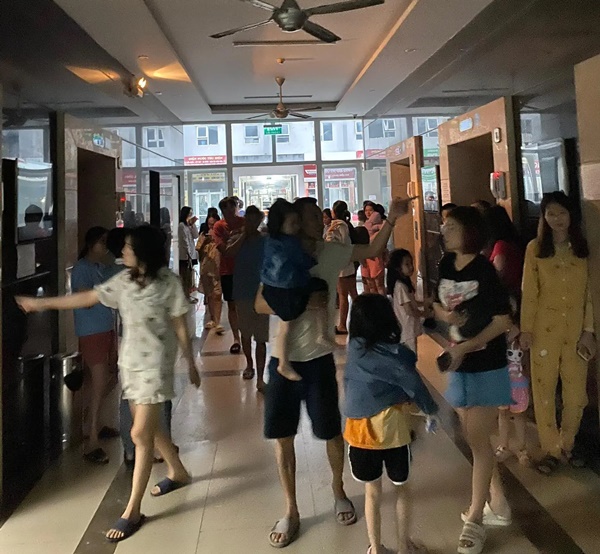 Hà Nội: Cửa hàng điện thoại trong khu chung cư bốc cháy lúc rạng sáng, nhiều người hoảng hốt bỏ chạy-2