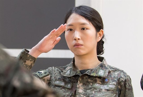 Công chúa SK” phá vỡ định kiến về giới tài phiệt: Cha giàu nhất nhì Hàn Quốc vẫn làm phục vụ, tình nguyện nhập ngũ-2