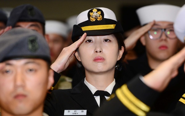 Công chúa SK” phá vỡ định kiến về giới tài phiệt: Cha giàu nhất nhì Hàn Quốc vẫn làm phục vụ, tình nguyện nhập ngũ-3