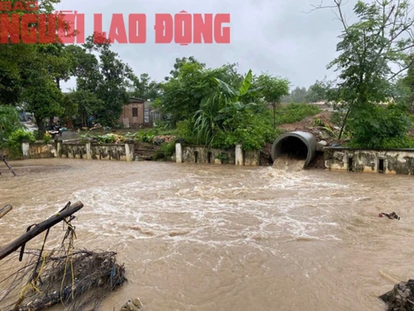 CLIP: Người dân Đà Nẵng khóc nấc vì thác bùn tràn vào nhà-1