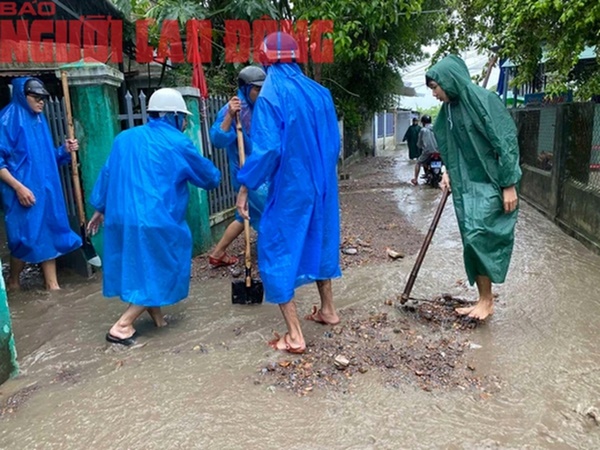 CLIP: Người dân Đà Nẵng khóc nấc vì thác bùn tràn vào nhà-5