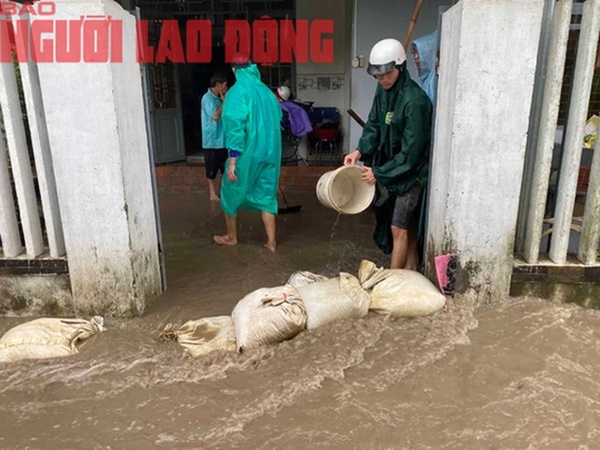 CLIP: Người dân Đà Nẵng khóc nấc vì thác bùn tràn vào nhà-7