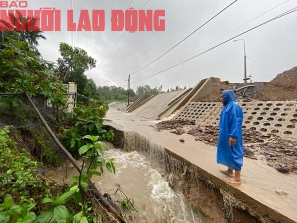 CLIP: Người dân Đà Nẵng khóc nấc vì thác bùn tràn vào nhà-10