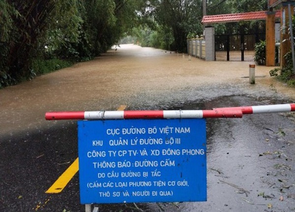 CLIP: Người dân Đà Nẵng khóc nấc vì thác bùn tràn vào nhà-12