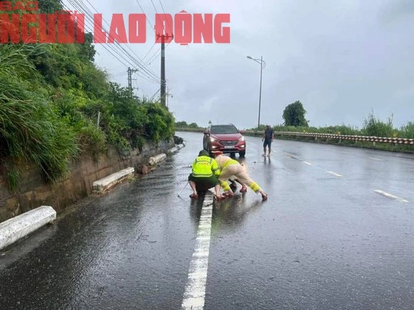 CLIP: Người dân Đà Nẵng khóc nấc vì thác bùn tràn vào nhà-16