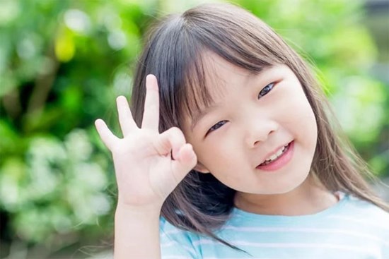 Phan Như Thảo đến đón con tan học, con gái nói 1 câu cho thấy được bố chăm cực khéo
