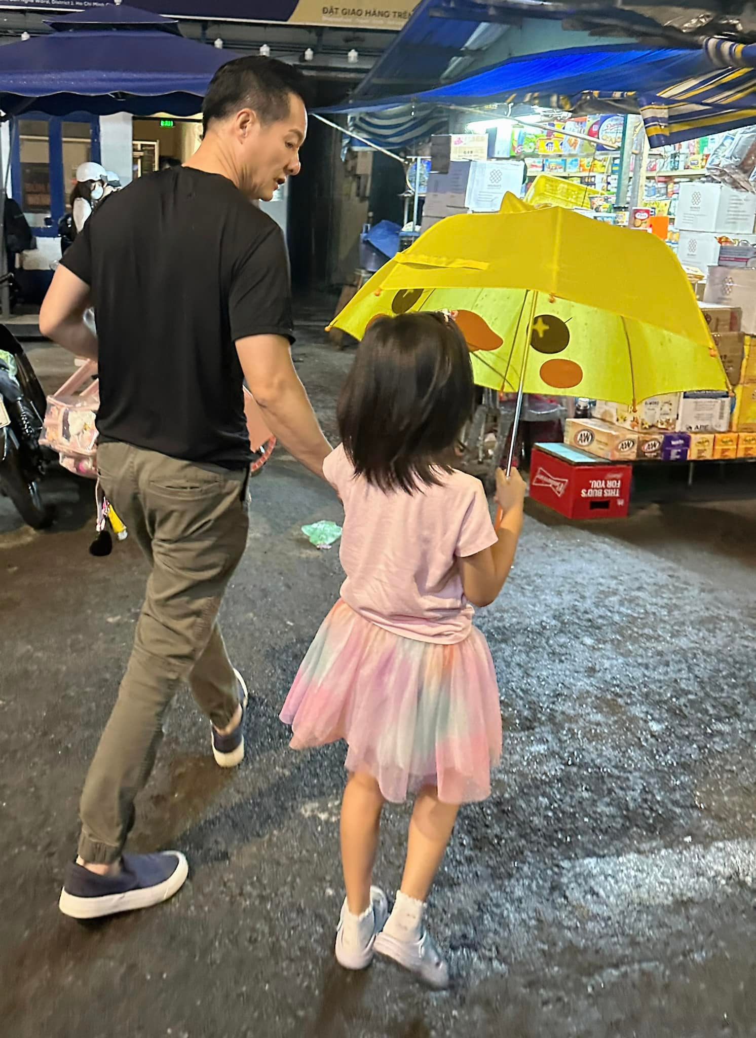 Phan Như Thảo đến đón con tan học, con gái nói 1 câu cho thấy được bố chăm cực khéo-3